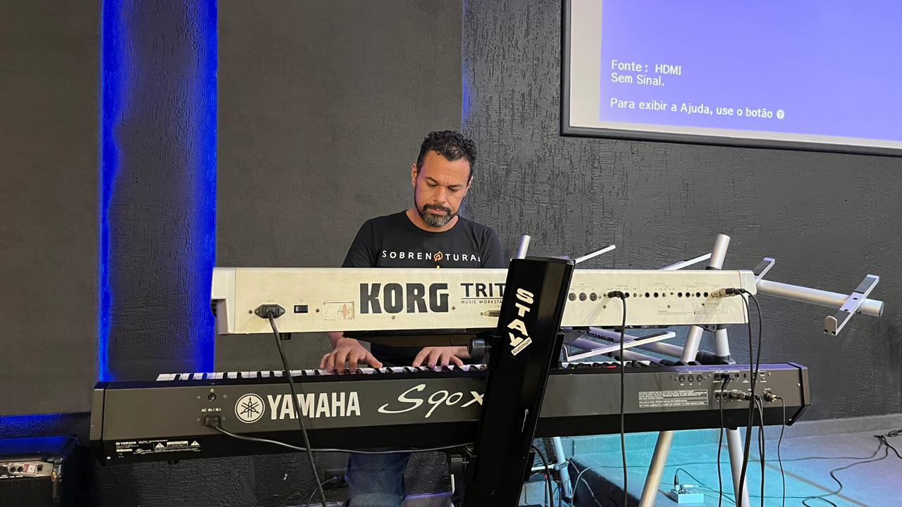 Eber Colli tocando teclado