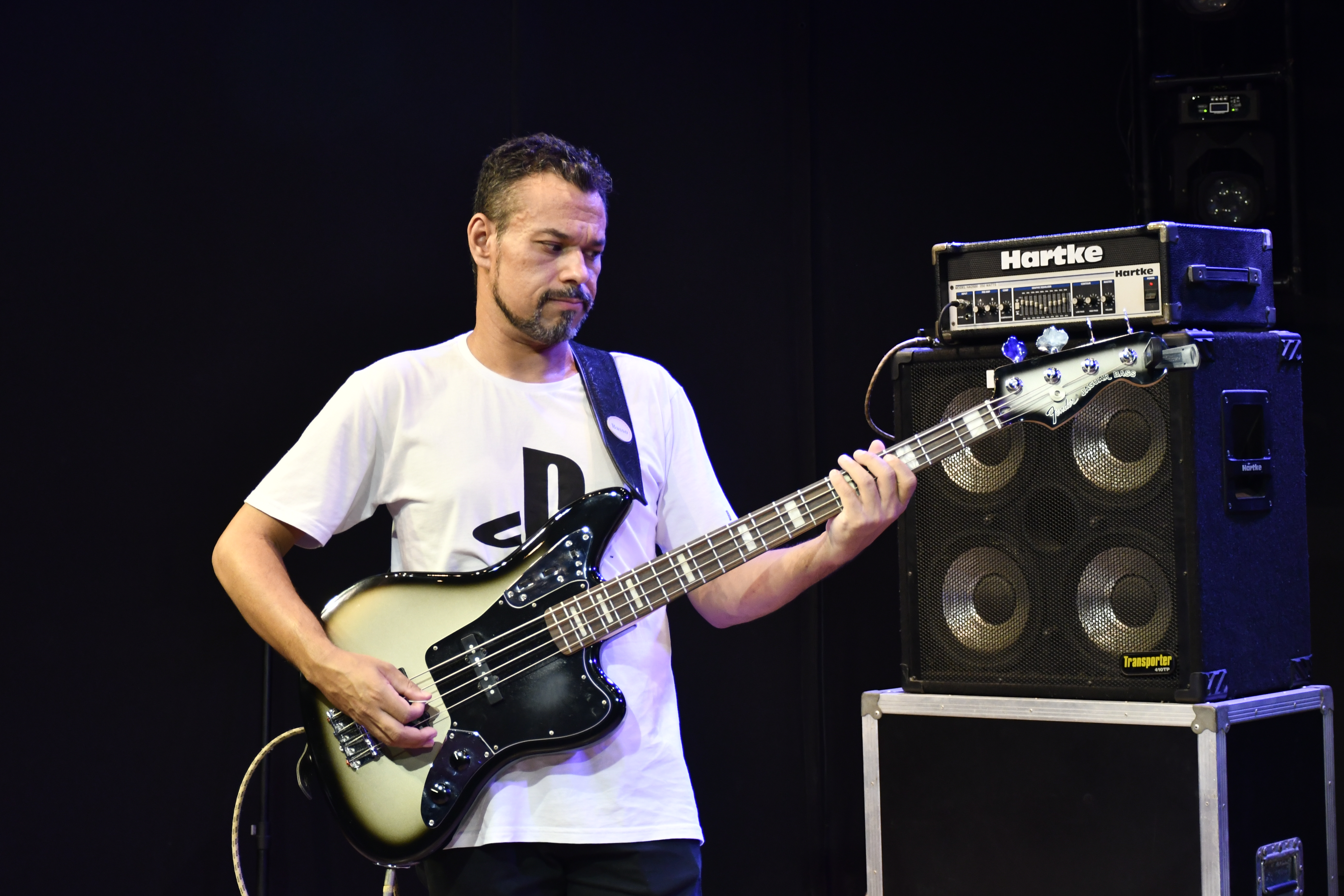 Eber Colli tocando baixo
